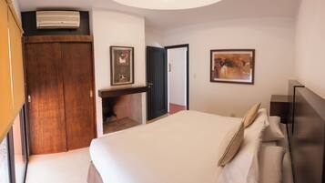 Duplex Classic - utsikt mot trädgården | Värdeförvaringsskåp på rummet, skrivbord och mörkläggningsgardiner