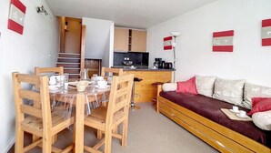 Interior - Ski-in/ski-out & foot of the slopes, 2nd floor, balcony, tv, ski locker, 28m², Les Menuires (Les Menuires)