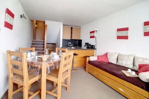Interior - 200m from resort center, 2nd floor, balcony, tv, ski locker, 28m², Les Menuires (Les Menuires)