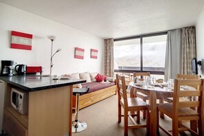 Dining - 200m from resort center, 2nd floor, balcony, tv, ski locker, 28m², Les Menuires (Les Menuires)