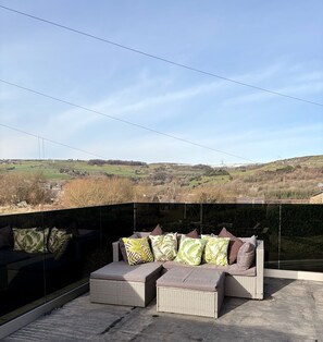 Terrace/patio - Detached 3-bedroom house with parking, EV charging and garden cinema room (Linthwaite)