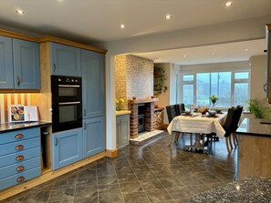 Fridge, oven, coffee/tea maker, electric kettle - Detached 3-bedroom house with parking, EV charging and garden cinema room (Linthwaite)