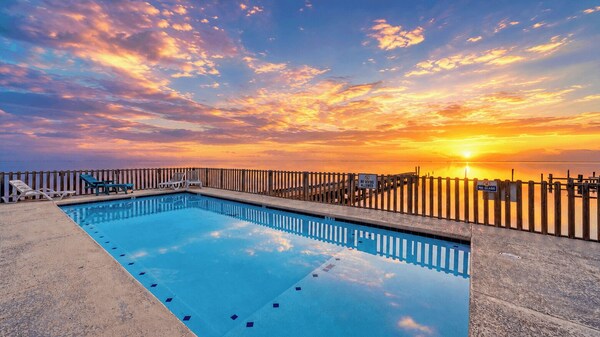 Cole's Cabin By Avantstay Coastal Retreat Pool Access, Balcony, Water Views + Mins To Beach - Corpus Christi, TX