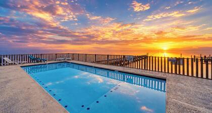 Cole's Cabin by Avantstay Coastal Retreat Pool Access, Balcony, Water Views + Mins to Beach