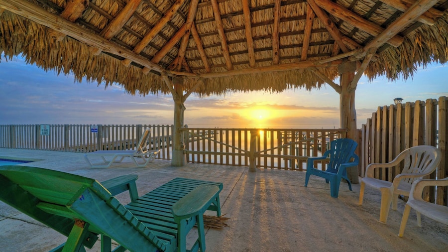 Cole's Cabin by Avantstay Coastal Retreat Pool Access, Balcony, Water Views + Mins to Beach