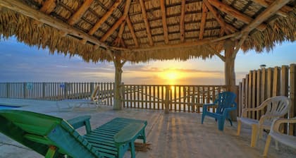 Cole's Cabin by Avantstay Coastal Retreat Pool Access, Balcony, Water Views + Mins to Beach