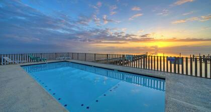 Cole's Cabin by Avantstay Coastal Retreat Pool Access, Balcony, Water Views + Mins to Beach