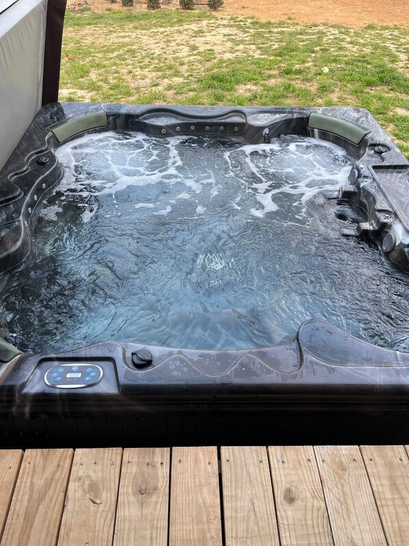 Outdoor spa tub - Whitetail Woods-5 acres, 3-bedroom house, Ozark National Forest, Clarksville AR (Clarksville)