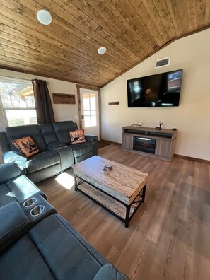 Living area - Whitetail Woods-5 acres, 3-bedroom house, Ozark National Forest, Clarksville AR (Clarksville)