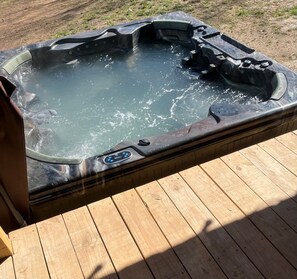 Outdoor spa tub - Whitetail Woods-5 acres, 3-bedroom house, Ozark National Forest, Clarksville AR (Clarksville)