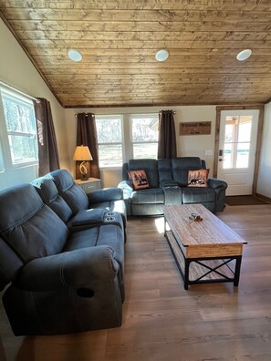 Living area - Whitetail Woods-5 acres, 3-bedroom house, Ozark National Forest, Clarksville AR (Clarksville)