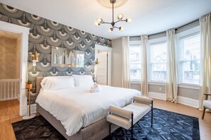 5 sovrum, skrivbord, strykjärn/strykbräda och resesäng