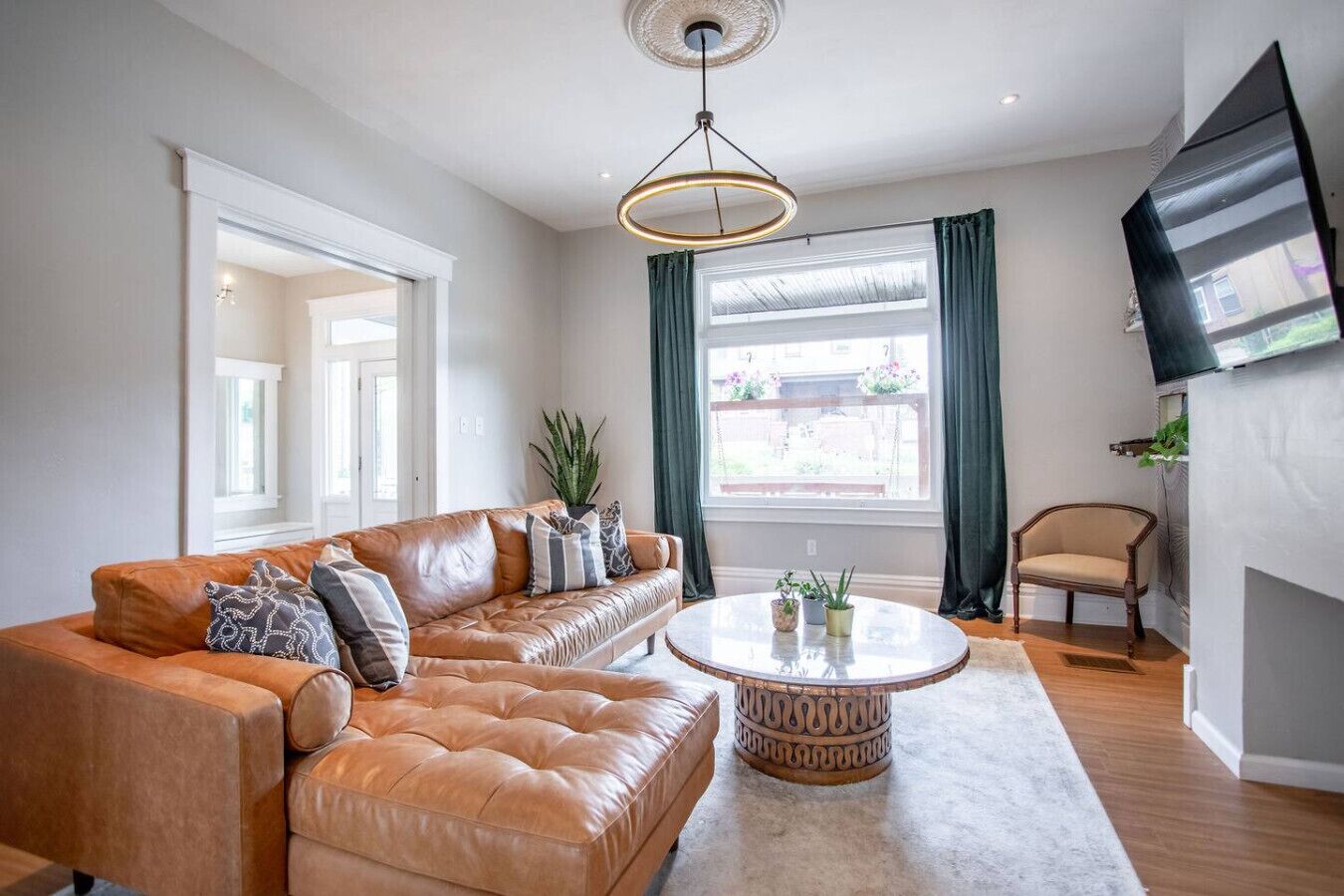 Televisión, chimenea, estéreo