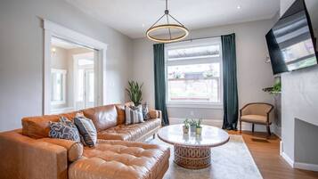 Tv, eldstad och en stereo