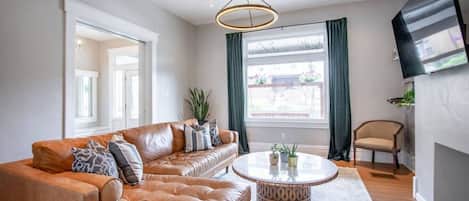 Televisión, chimenea, estéreo