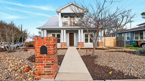 House (3 Bedrooms) | Interior - Chestnut Ember by Avantstay Indoor-outdoor Living + Firepit + Balcony + Near Downtown Austin Hotspots (Austin)