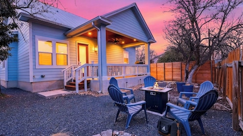 Chestnut Ember by Avantstay Indoor-outdoor Living + Firepit + Balcony + Near Downtown Austin Hotspots