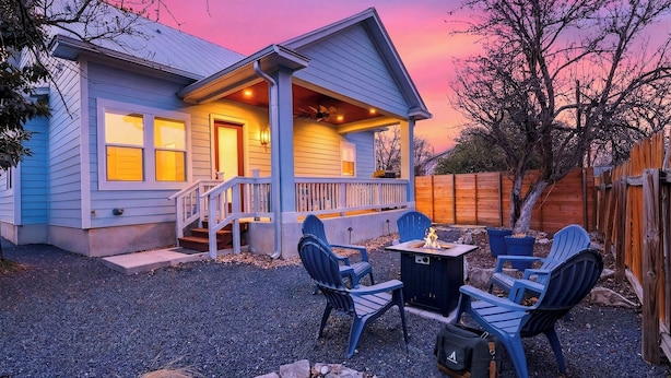 A house with a porch, outdoor seating, and a fire pit. - Chestnut Ember by Avantstay Indoor-outdoor Living + Firepit + Balcony + Near Downtown Austin Hotspots (Austin)