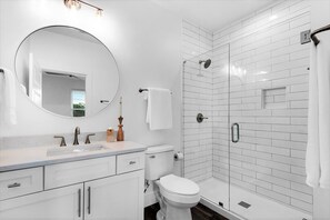 Towels, soap, toilet paper - Bliss: Gated! Pool! Free Golf Cart! Sleeps 20! (Miramar Beach)