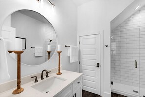 Toallas, jabón, papel de baño 