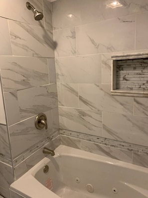 Hair dryer, towels, soap, shampoo - 3BR Downtown Indianapolis Retreat (Indianapolis)