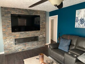 TV, fireplace - 3BR Downtown Indianapolis Retreat (Indianapolis)