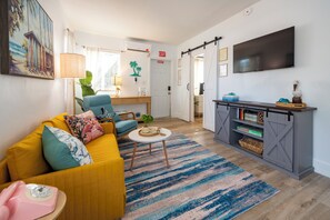 Smart TV, books - Tropical Oasis • 8 min to Beach & 20 min to Hard Rock Stadium (Hollywood)