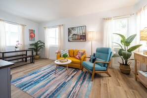 Smart TV, books - Tropical Oasis • 8 min to Beach & 20 min to Hard Rock Stadium (Hollywood)