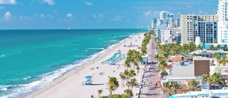 Plage, chaises longues, serviettes de plage