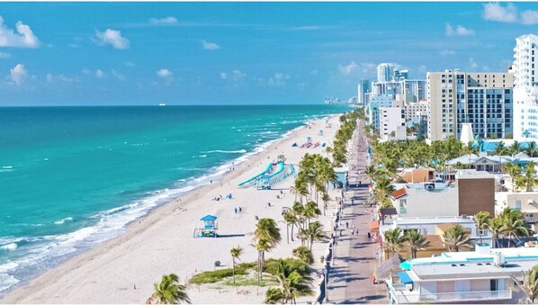 On the beach, sun-loungers, beach towels - Tropical Oasis • 8 min to Beach & 20 min to Hard Rock Stadium (Hollywood)