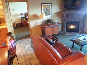 Living area - Slope side luxury 2bd condo at Park City - Canyons side (Park City)