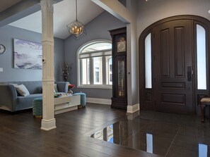 Unclassified image, 4 of 62, button - Scenic Lakeside Cozy Queen Suite Free Breakfast (Niagara Falls)