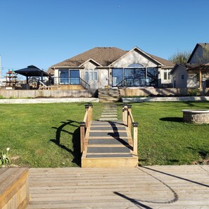 Unclassified image, 2 of 62, button - Scenic Lakeside Cozy Queen Suite Free Breakfast (Niagara Falls)