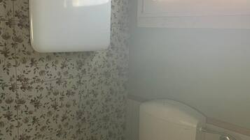 Secadora de cabello, toallas, jabón, papel de baño