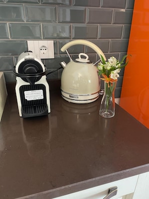Kaffee und/oder Kaffeemaschine