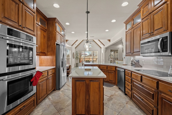Fridge, microwave, oven, stovetop - Plentywood Escape: Home Theatre, Fire Pit, & 10 Min To DTBville (Bentonville)