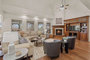 Smart TV, fireplace, ping pong, books - Plentywood Escape: Home Theatre, Fire Pit, & 10 Min To DTBville (Bentonville)