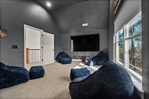 Interior - Plentywood Escape: Home Theatre, Fire Pit, & 10 Min To DTBville (Bentonville)