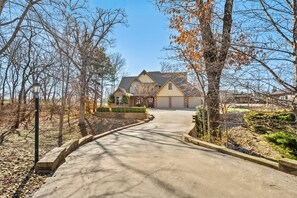 Exterior - Plentywood Escape: Home Theatre, Fire Pit, & 10 Min To DTBville (Bentonville)