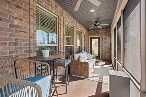 Terrace/patio - Plentywood Escape: Home Theatre, Fire Pit, & 10 Min To DTBville (Bentonville)
