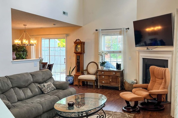 Una televisión, una chimenea