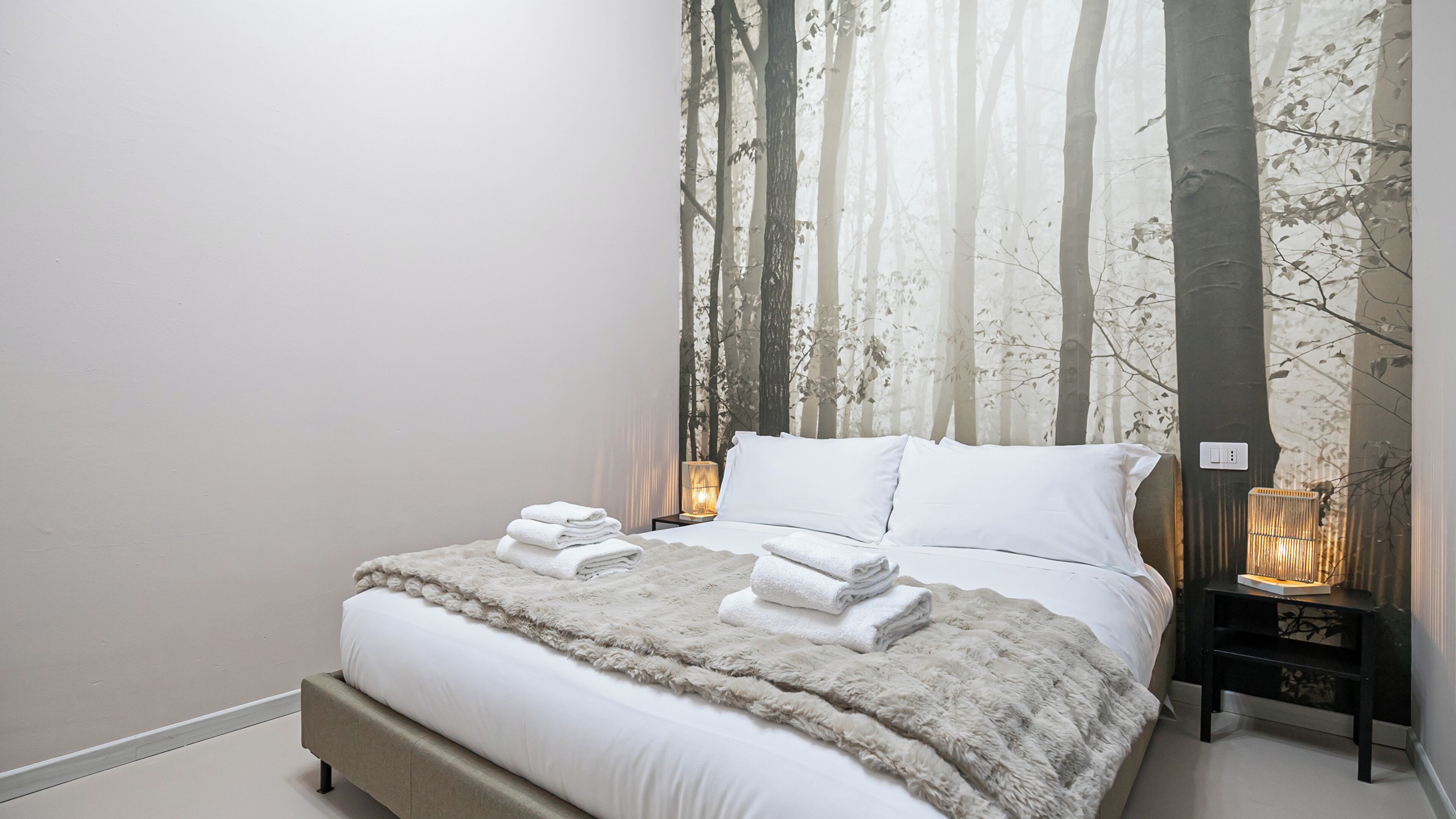 Tabla de planchar con plancha, wifi gratis, ropa de cama