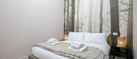 Tabla de planchar con plancha, wifi gratis, ropa de cama