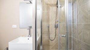 Dusche, Haartrockner, Bidet, Handtücher