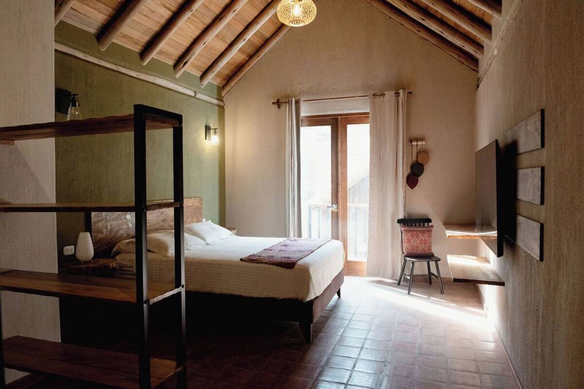 Maison, patio | Bureau, fer et planche à repasser, accès au Wi-Fi (inclus)