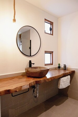Maison, patio | Salle de bain | Articles de toilette (gratuits), séchoir à cheveux, serviettes fournies