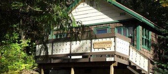 Adorable 1-bedroom chalet in awesome Packwood with cozy vibes