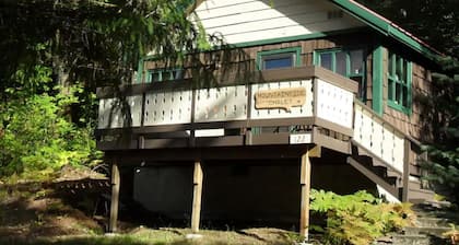 Adorable 1-bedroom chalet in awesome Packwood with cozy vibes