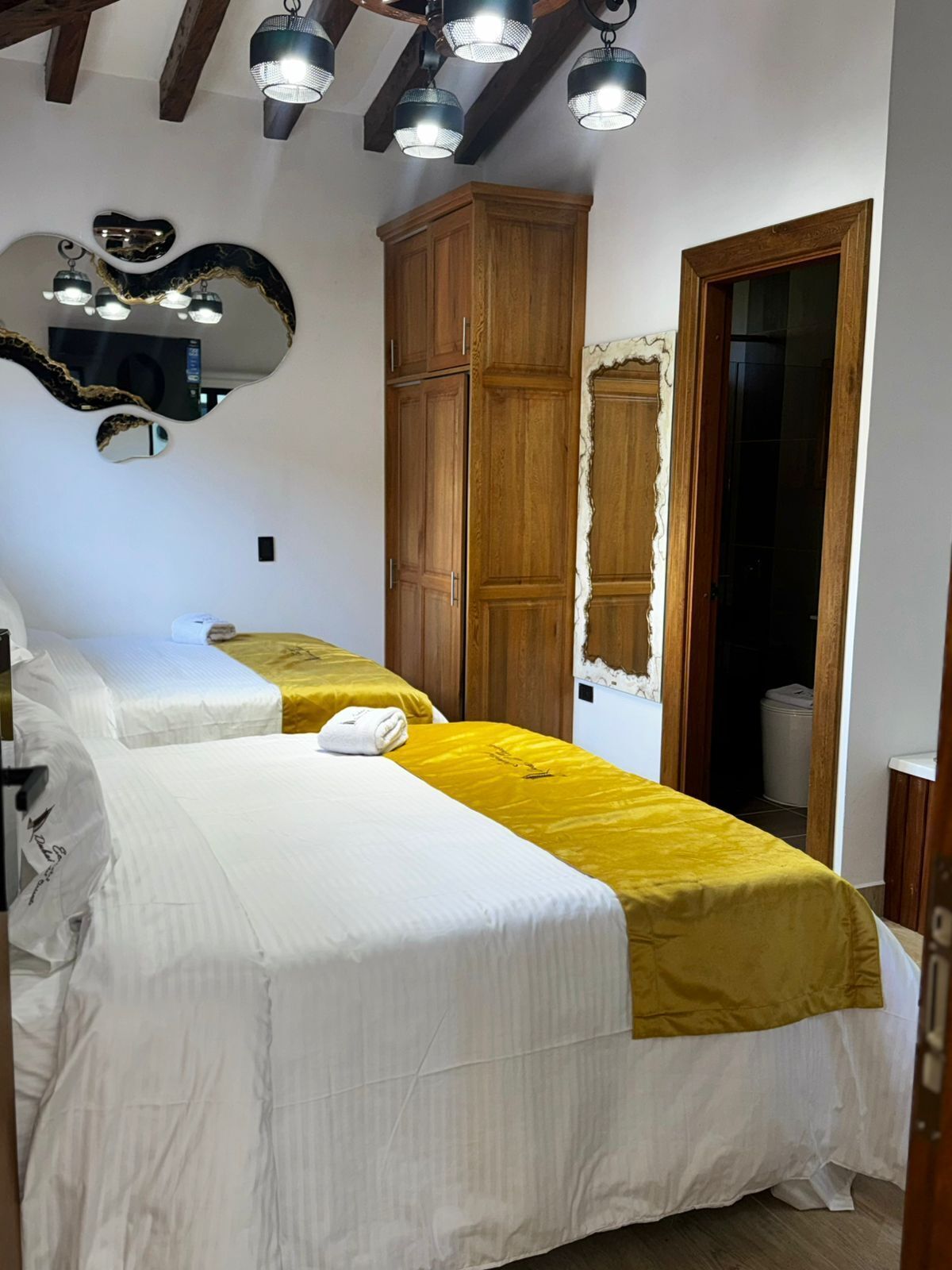 Chambre Quadruple, vue cour intérieure