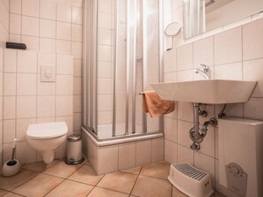 Regadera, secadora de cabello, toallas, jabón 